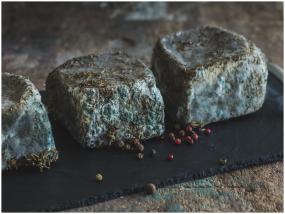 Fromage au lait de brebis corses, aux plantes et baies